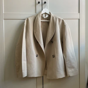 Arket kort trenchcoat 🤍 - Säljer min skitsnygga korta trenchcoat från arket i storlek M. Tyvärr ej kommit till användning mer än ca 5 gånger, så den är i så gott som nyskick 🤍