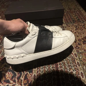 Valentino Garavani Open Sneakers - Ett par sjukt snygga Valentino Opens i använt men välbevarat och gott skick! Storlek 42. Vid andra frågor eller funderingar är det bara att höra av sig, Mvh! 