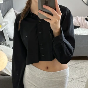 svart skjorta - croppad svart skjorta, jättefin passform