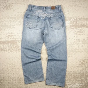 enyce jeans - skit feta baggy skatermärke jeans hål i fickorna men går att laga därför så lågt pris på dom på tanke på vad dom annars går för skriv för fler bilder eller frågor 