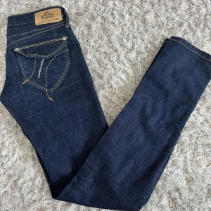 Low bootcut jeans - Säljer mina jeans då dem börjar bli små. Jätte synd eftersom dem är så fina. Dem är i bra skick! Dem är lågmidjade och lite bootcut! Pris går alltid att diskutera!