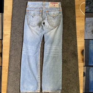 True Religion Billy Super T - Midjemåttet är 32 🎃ytterben: 107cm 🎃innerben: 77 🎃midja rakt över: 55cm 🎃benöppning: 26cm 🎃lite nedgångna och knappen saknas på vänster bakficka.