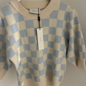 STICKAD T-SHIRT  - aldrig använd, från Neo Noir, nypris 650, sitter som en S💕