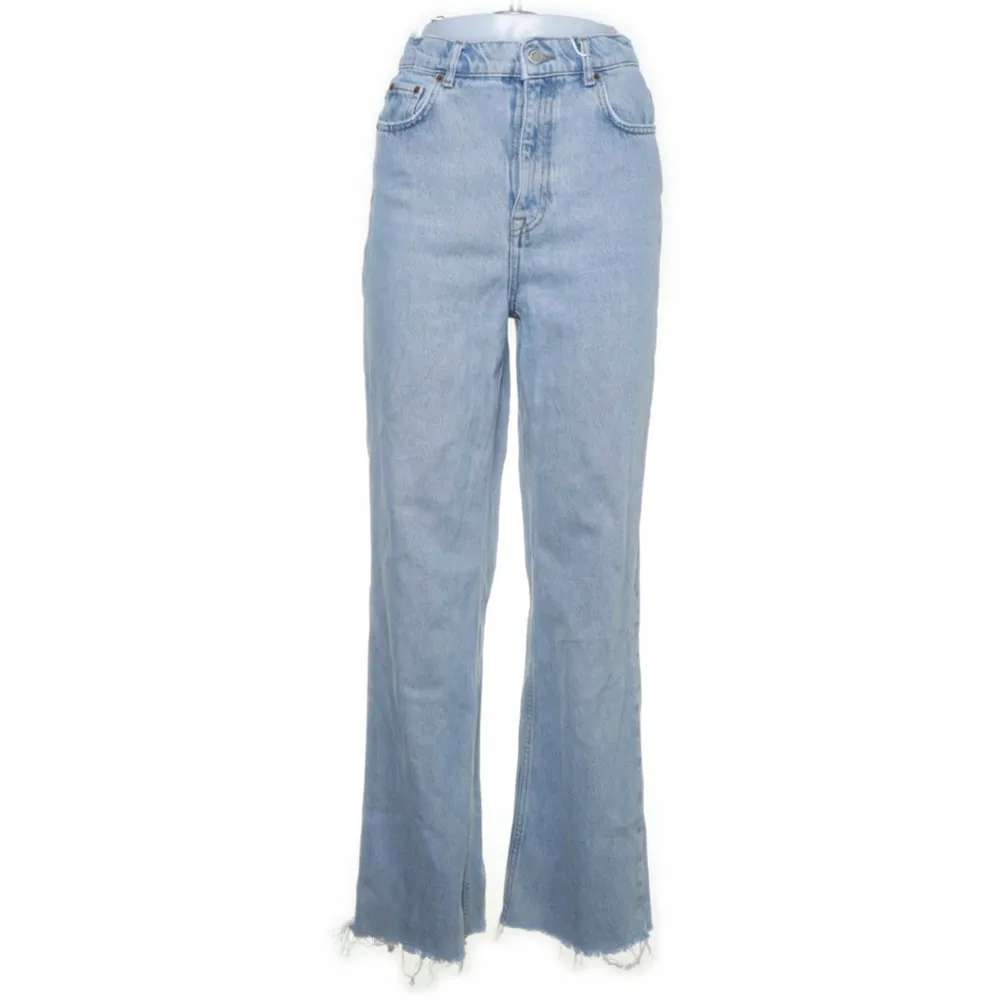 Jeans från Zara i storlek 36.. Jeans & Byxor.