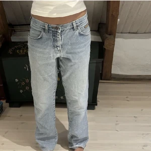 Wrangler jeans  - Lågmidjade wrangler jeans. De sitter ”baggy” på mig som vanligtvis har 27/32 ish i jeans 🌸