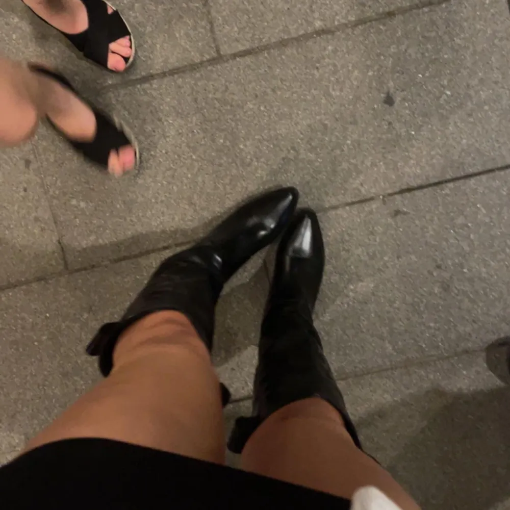 Säljer mina skitsnygga cowboyboots i storlek 37 ☺️ använts av mig 1 gång, men köpa second hand. Knappt märkbart använda! 💕vid snabb affär kan jag gå ner i pris 💗. Skor.