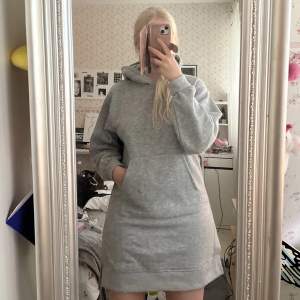 En supermysig grå sweatshirt klänning med huva och fickor från Zara i strl 13-14 (XS-S)!💓