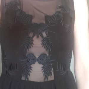 High-low klänning med detaljer över byst - Från H&M för säkert minst 10 åt sen, men kan inte minnas att jag använt den en enda gång..  för jag passar inte så bra i modellen. Men så himla fin klänning!!! 😍  Halvtransperenta partier med mönster sydda över bysten. Hi-low kjol. Dragkedja baktill