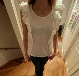 Blus - Säljer denna jättefina blus från Lindex, andvänd 1 gång❤️❤️perfekt till tex en middag🥰inga defekter priset kan diskuteras ❤️