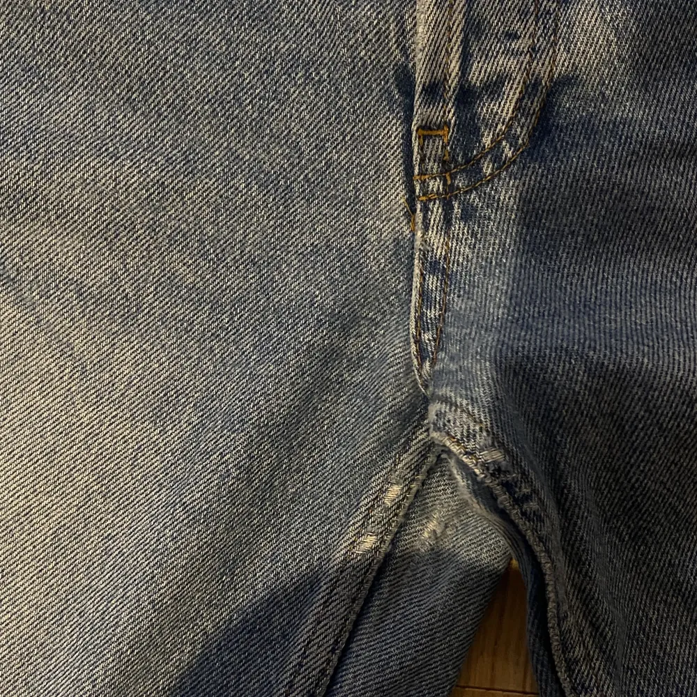 Blå jättesköna jeans från zara som tyvärr inte passar mig längre . Väll använda och har ett litet slitage (se sida 3) som säkert går att laga . Passar mig bra i längden som är 165cm  . Jeans & Byxor.