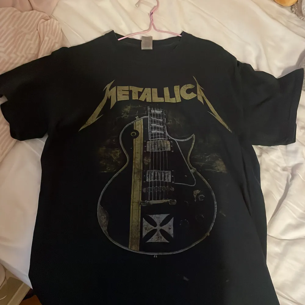 Fin Metallica tshirt! Tyvär inte oversized:( köpt på EMP, ord pris 249. Kontakta mig om ni vill se bilder med den på! . T-shirts.