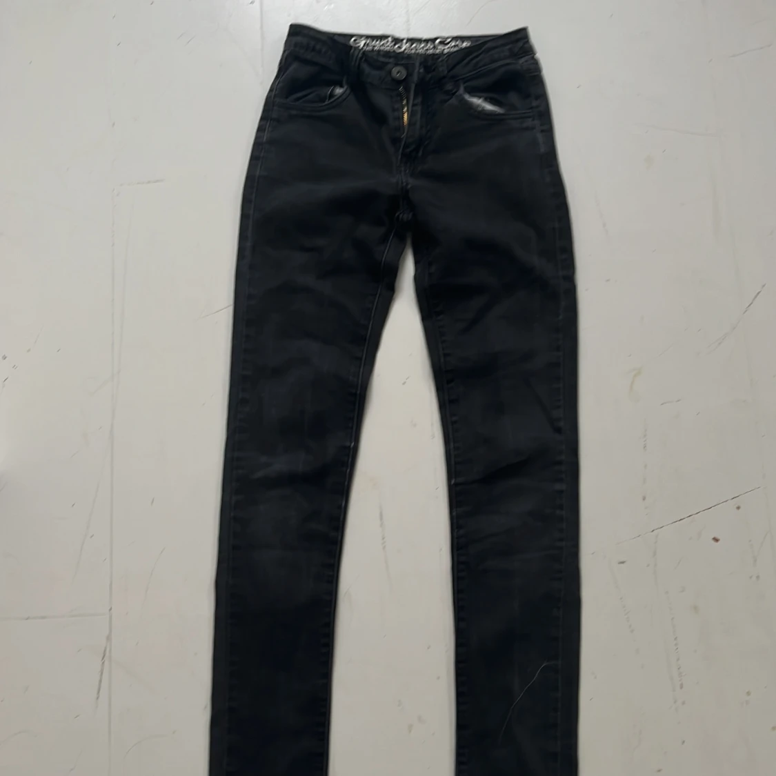 Gråa/svarta skinnyjeans 