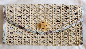 Ted Baker kuvertväska - Ted Baker kuvertväska i väldigt vackert utförande. Storlek 35 cm x 19 cm x 3 cm. Helt ny och oanvänd!