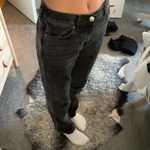 Svarta jeans - Svarat jeans från Gina tricot som jag inte använder längre för de är för stora och för långa för mig. 