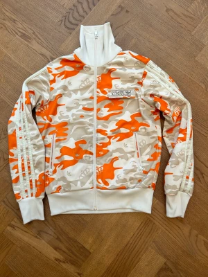 MISSY ELLIOT ADIDAS TRACKSUIT  - storlek m Dam, skirv om fler frågor