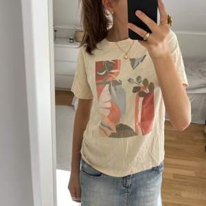 Säljer denna fina T-shirten med tryck då den inte kommer till användning💕använd fåtal gånger och är i mycket gott skick💗storleken är XS men passar även mig som vanligtvis bär S 