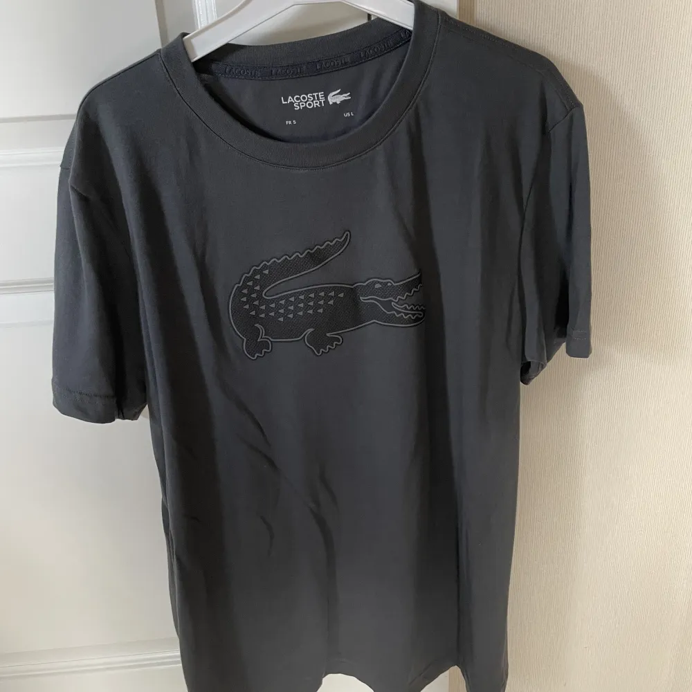 Säljer denna helt nya Lacoste t shirt.  För mer info kom pm. . T-shirts.