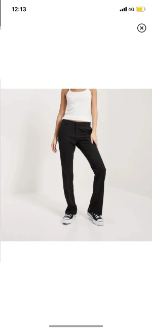 Kostymbyxor - Hej! Jag säljer dessa kostymbyxor som endast är testade, dom är tyvärr förstora och nu försent att lämna tillbaka.  Kostymbyxorna är från Nelly och märket är neo nior. Säljer för 599 nya kostar 700 kr. Helt nya med prislapp💕💕Kontakta mig vid fler bilder! 