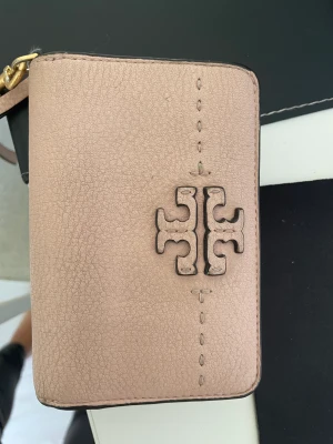 Tory Burch plånbok  - Snygg rosa plånbok  