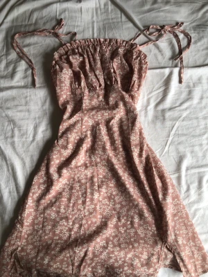 Sommarklänning  - Söt sommarklänning från SHEIN. Har aldrig använts utomhus men har provat på den 3 gånger. Som ny i skicket.