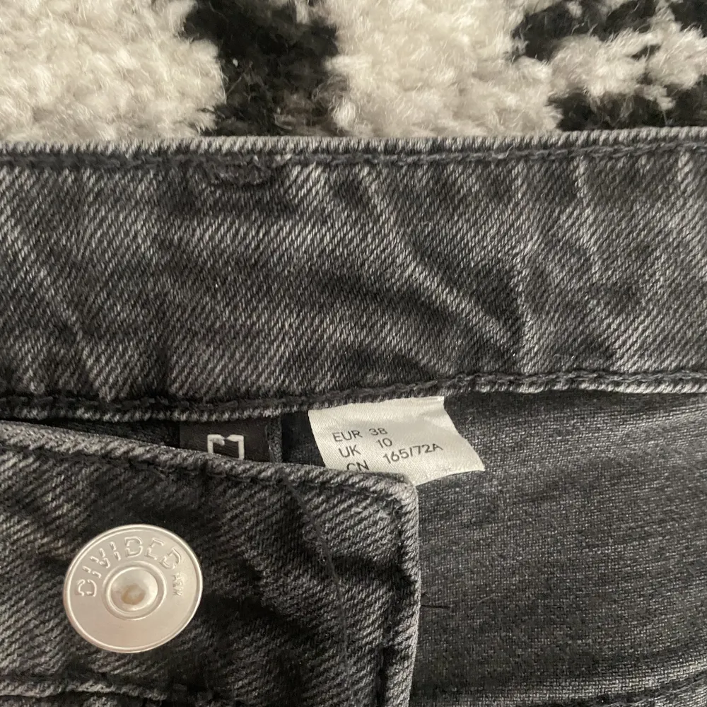 Mörkgrå högmidjade bootcut jeans med slits längst ned intill, storlek 38 men passar även s. Jeans & Byxor.