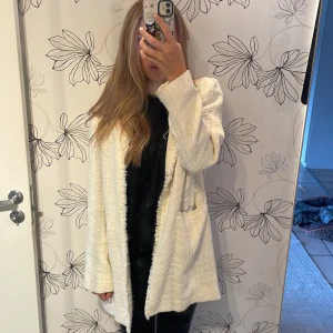 Vit kappa - Vit kappa, knappt använd. Fler frågor privat.