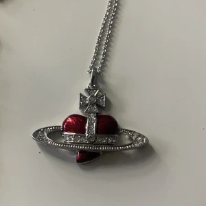 Vivienne Westwood  - Köptes secondhand men är i perfekt kondition inga repor eller så.  ❤️Tryck gärna på köp nu❤️