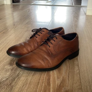 Ecco skor - Bruna finskor, knappt använda, nypris 1300. Fler frågor privat.