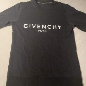 Svart Givenchy sweatshirt. Använt ganska väl. Inga större skador på tröjan. 