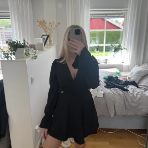 Klänning - Säljer då den inte kommer till användning. Använd ca 2 gånger men finns inga täcken på användning!