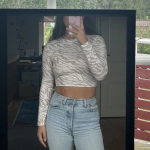 Långärmad tröja med öppen rygg - Jättefin långärmad tröja med öppen rygg 💙Super skönt stretchigt tyg, inte alls genomskinlig. Storlek m men sitter bra på mig som vanligtvis är s. Tröjan är köpt på shein för något år sedan 