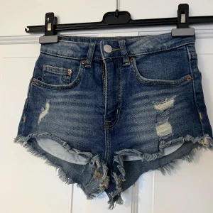 Jeansshorts från HM - Supersnygga jeansshorts från hm i nyskick!