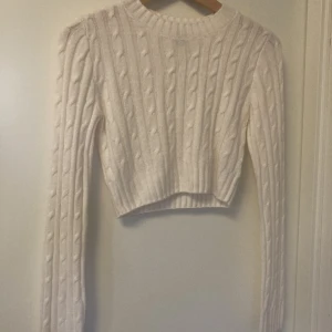 Stickad tröja - Säljer denna tröja från Divided H&M för 30kr+frakt⭐️ Lite nopprig på vissa ställen. Storlek Xs!