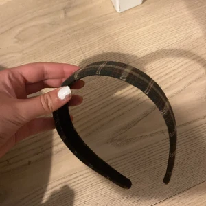 Hårband/Diadem - Säljer detta jättegulliga hårdiademet då det aldrig kommer till användning💕 köptes på brandy melville för ca 100-150kr säljs för 60kr!💕 är även mer intresserad av byten om någon undrade!💕