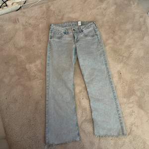 Ljusblåa jeans från hm i storlek 40 och i längden är de runt 150-155 cm