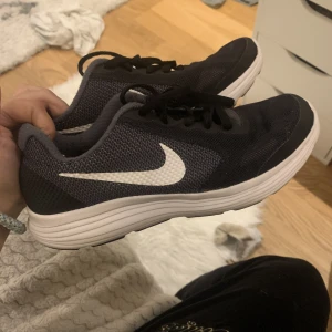 Nike tränniskor  - Nike träning skor helt okej strlk 36