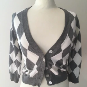 Y2K kofta  - Vit och grå rutig kofta med supersöta blommknappar. Den har några små små fläckar - se bild