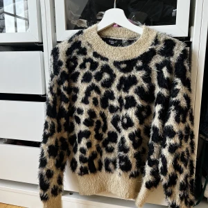 Lurvig leopard tröja - Fin lurvig leopard tröja💘storlek m men passar även mig som brukar ha s