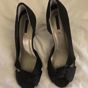 Klackskor - Fina klackskor som tyvärr är för små, passar till allt, skitsnygga