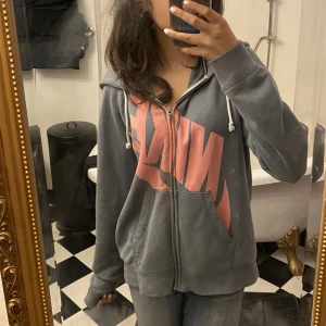 Nike hoodie - Nike zipup i storlek L i bra skick. Säljer eftersom den inte kommer så mycket till användning. Skriv till mig om ni har frågor eller vill ha fler bilder😗🫶🏽