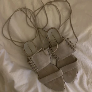 Klackskor - Skitsnygga klackskor i en fin biege/grå färg, passar till allt från fest till middag. 