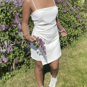 Zara klänning  - Super fin zara klänning som är i nytt skick och bara använd 1 gång. Säljer då den inte kommer till användning för mig. Köpte den för ca 500/400 kr och säljer den nu för 200 men priset kan diskuteras.