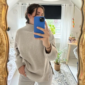 Stickad polotröja 🥰 - Superskön stickad tröja från Hm. Halvpolo och slits i sidorna. JÄTTEmysig verkligen 🫶🏻