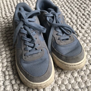Nike air sneakers  - Nike air sneakers säljes pga att de blivit för små 💗 Fint skick men de är väl använda 🩵 