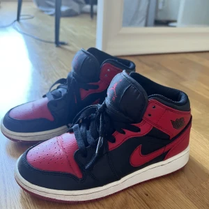 Air jordan 1 mid banned - Dom är använda men i bra skick, insidan är fräsh.