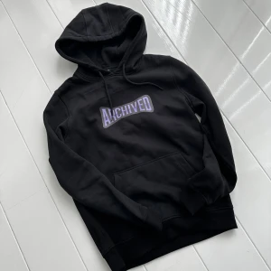 Archived Online Hoodie  - Archived Online Hoodie storlek M men sitter som S. Bra skick knappt använd