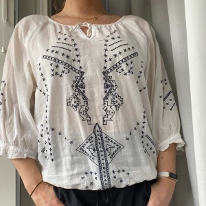 Fin blus med vackra broderi-detaljer - Fin blus, storlek S. 