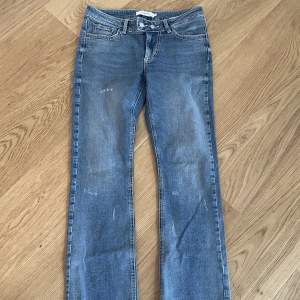 Jättecoola jeans från Junkyard i storlek S, lite långa för mig som är 165💖Helt oanvända och nyköpta
