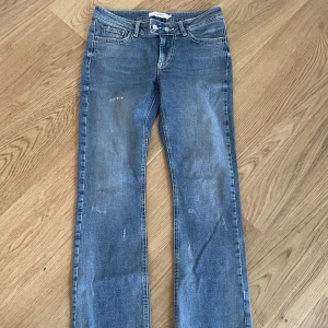 Utsvängda jeans - Jättecoola jeans från Junkyard i storlek S, lite långa för mig som är 165💖Helt oanvända och nyköpta