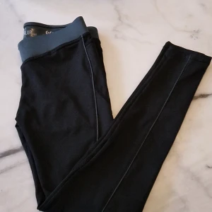 Tränings byxor - Träningthigts som gör att det ser ut som rumpan ser större en vad den är storlek xs